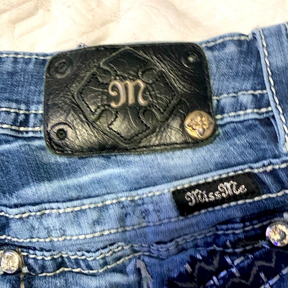 Miss me jean shorts missing some little buttons on the back grate condition tho - Picture 3 of 3